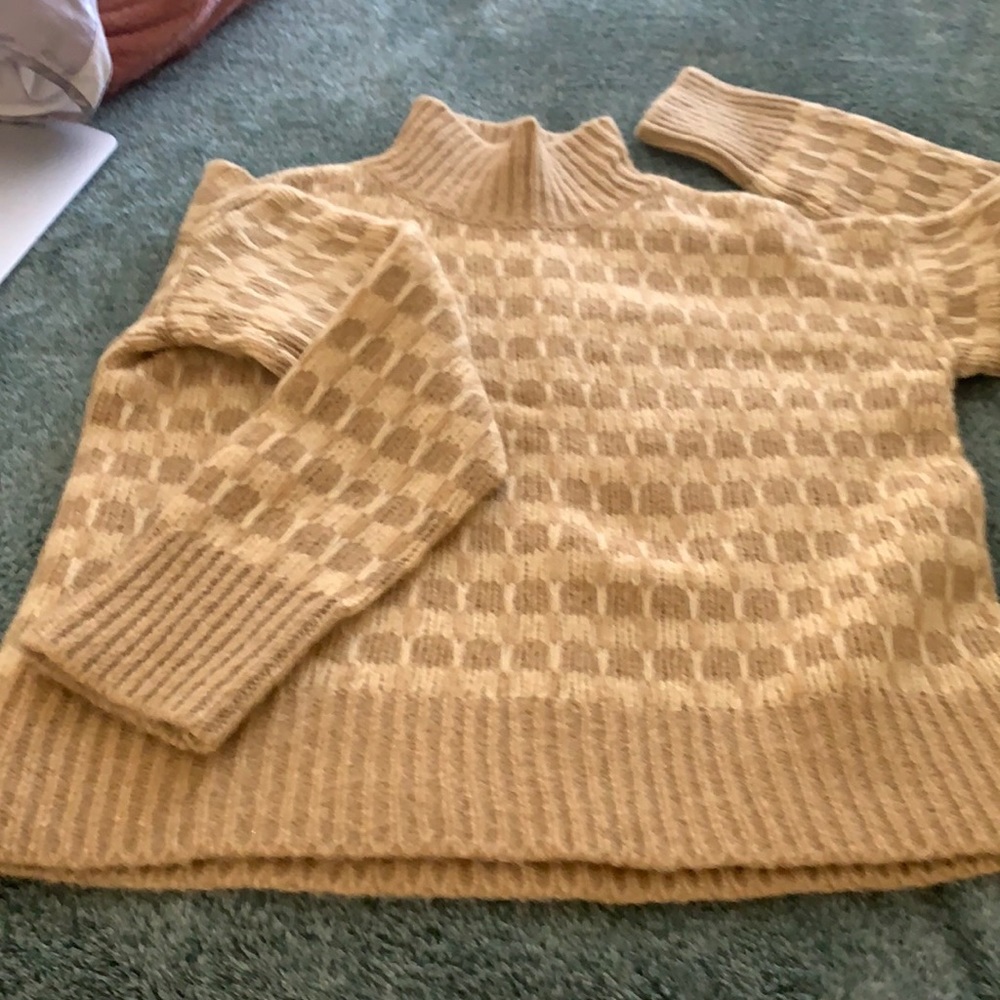 Everlane beautiful sweater haven’t worn. Bought grey also lovely